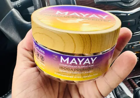 Boîte de gélules MAYAY tenue dans une main