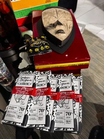 Chocolats Gabon Origine accompagnés d’un objet artisanal gabonais