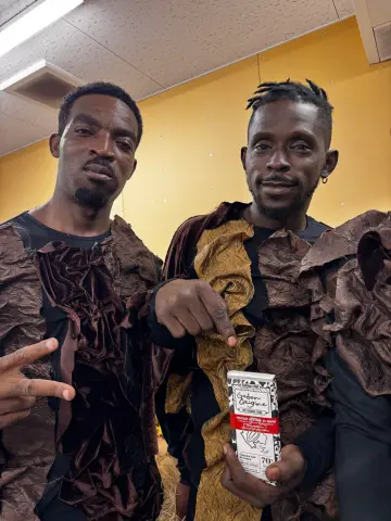 Deux musiciens en tenues assorties tenant des produits MAYAY