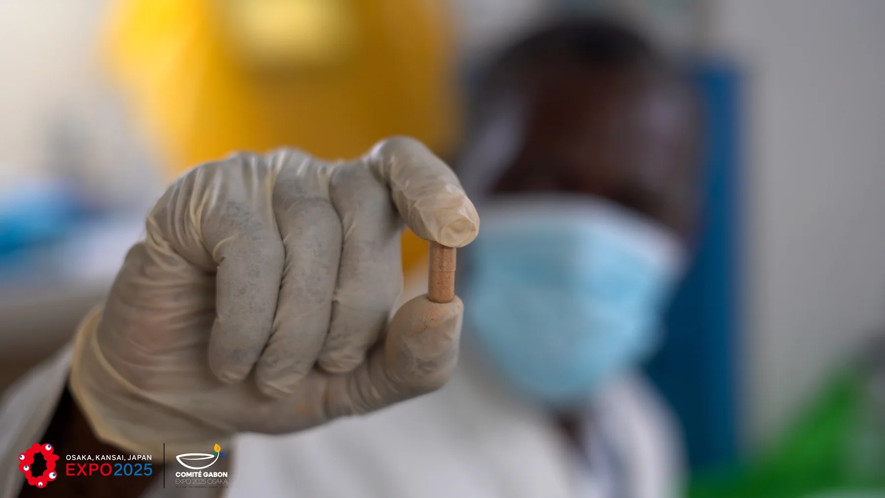 Présentation d’une gélule avec des gants en laboratoire — archives MAYAY