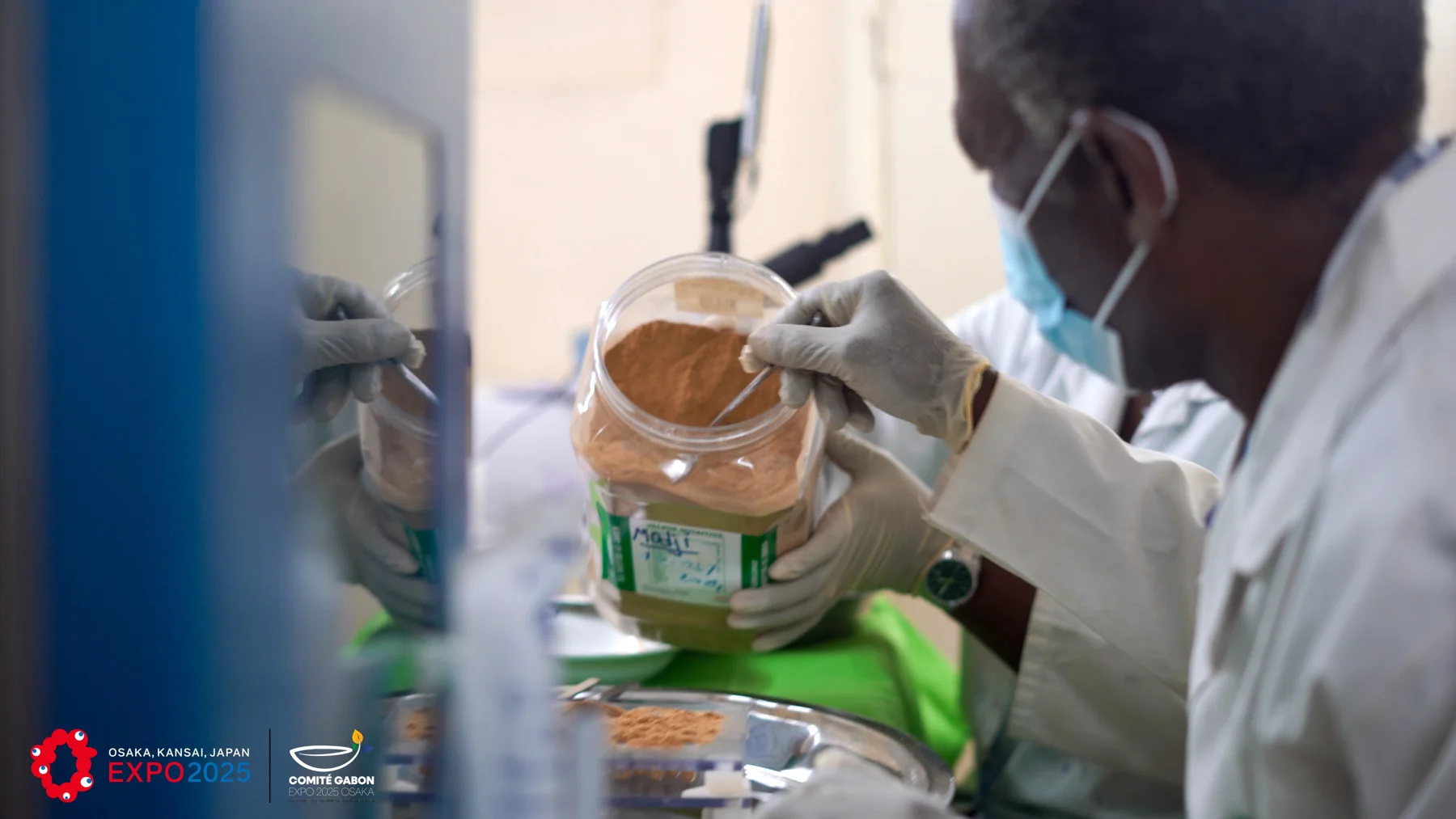 Préparation de matière végétale en laboratoire — archives photographiques MAYAY