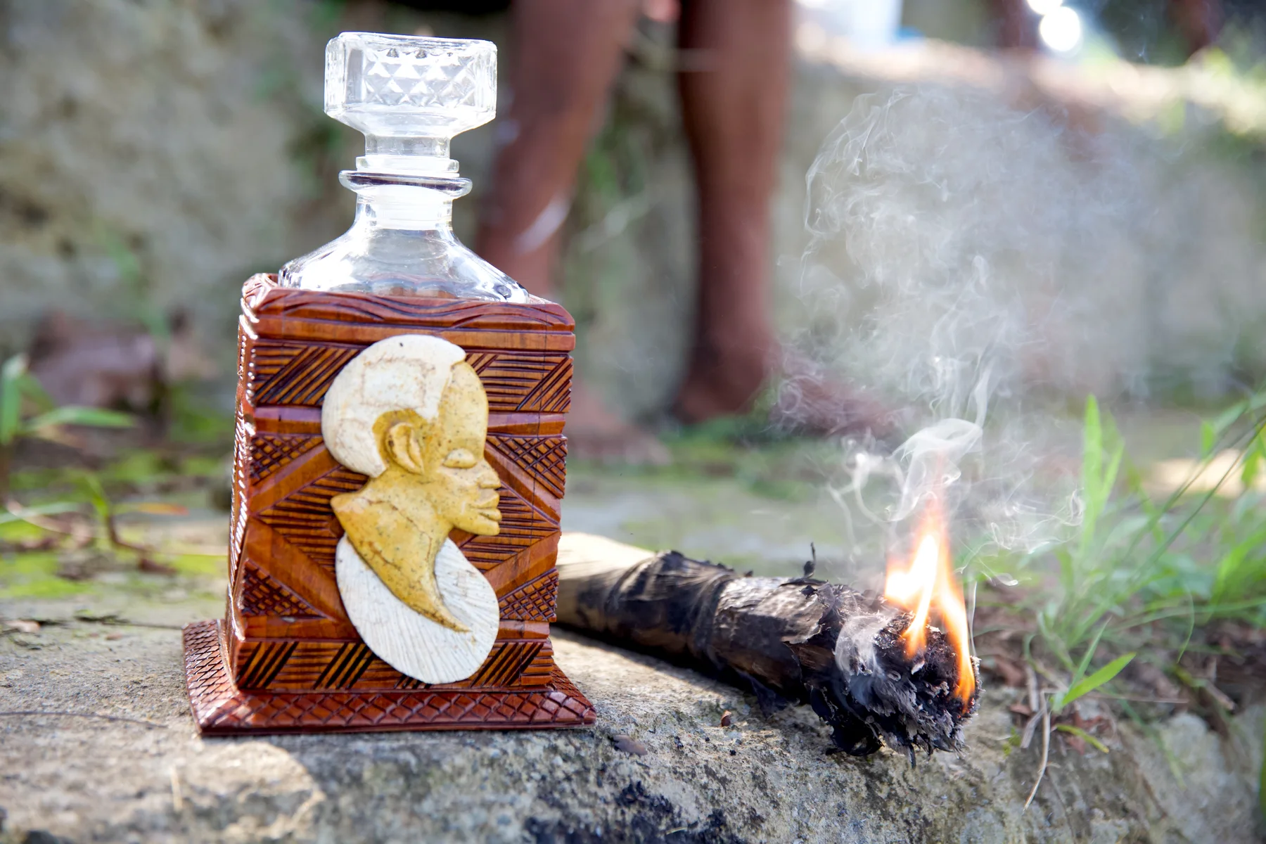 Carafe de liqueur MAYAY photographiée dans un décor végétal