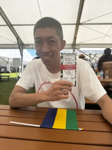 Participant présentant un produit MAYAY à une table