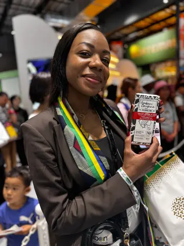 Participante souriante présentant un produit MAYAY
