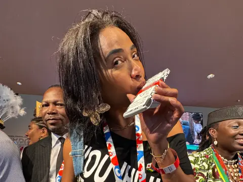 Participante tenant une tablette de chocolat à l’iboga MAYAY