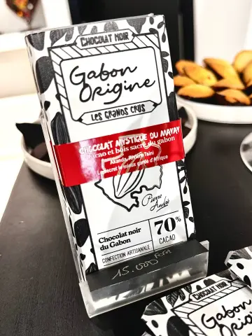 Plusieurs tablettes de chocolat Gabon Origine présentées ensemble