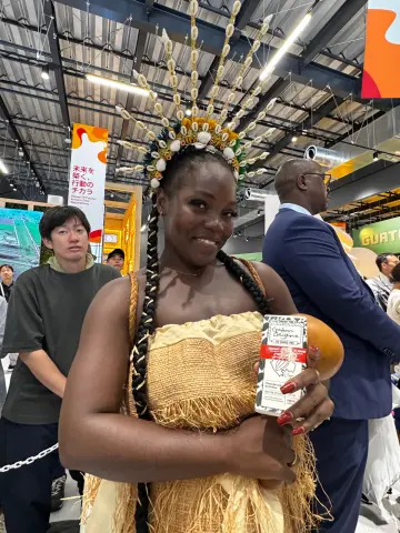 Présentation d’un produit MAYAY lors d’une rencontre en salon