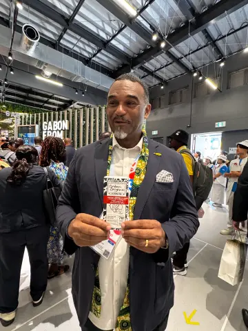 Présentation des produits MAYAY par un participant en tenue habillée
