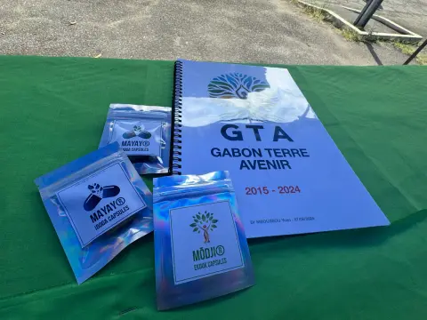 Supports de présentation de Gabon Terre Avenir et produits MAYAY sur une table