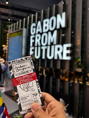 Tablette de chocolat présentée devant l’inscription Gabon From Future