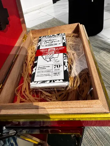 Tablettes de chocolat à l’iboga et objets artisanaux présentés dans un coffret
