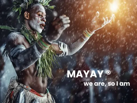 Visuel artistique MAYAY mêlant personnage, forêt et lumière